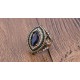 Lujoso anillo. Gran reproducción de antigüedad. Zafiro creado en resina y aleación chapada en oro.
